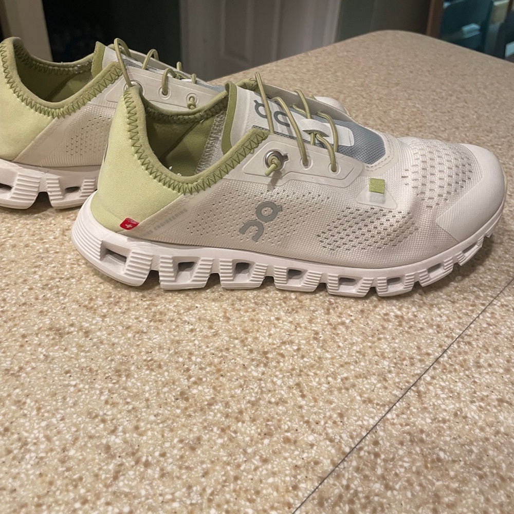 On Running shoes, EXCELLENT condition, wore 2 X, cleaning out closet, 6 1/2 W - Picture 3 of 9